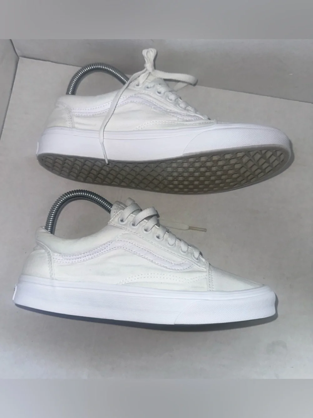 Vans Men's Old Skool Lace Up Low Top Sneakers White Size 6.5 men 8.0 women